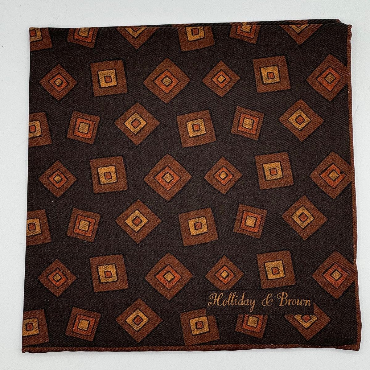 Holliday &amp; Brown
Hand-rolled&nbsp;&nbsp;
Holliday &amp; Brown for Cruciani &amp; Bella
100% Silk
Dark Brown, Brown, Rust and Light Brown
Double Faces
Motif&nbsp; Pocket Square
Handmade in Italy

32 cm X 32 cm