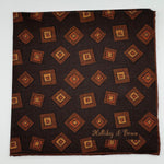 Holliday &amp; Brown
Hand-rolled&nbsp;&nbsp;
Holliday &amp; Brown for Cruciani &amp; Bella
100% Silk
Dark Brown, Brown, Rust and Light Brown
Double Faces
Motif&nbsp; Pocket Square
Handmade in Italy

32 cm X 32 cm