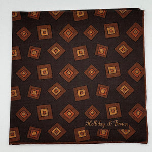 Holliday &amp; Brown
Hand-rolled&nbsp;&nbsp;
Holliday &amp; Brown for Cruciani &amp; Bella
100% Silk
Dark Brown, Brown, Rust and Light Brown
Double Faces
Motif&nbsp; Pocket Square
Handmade in Italy

32 cm X 32 cm