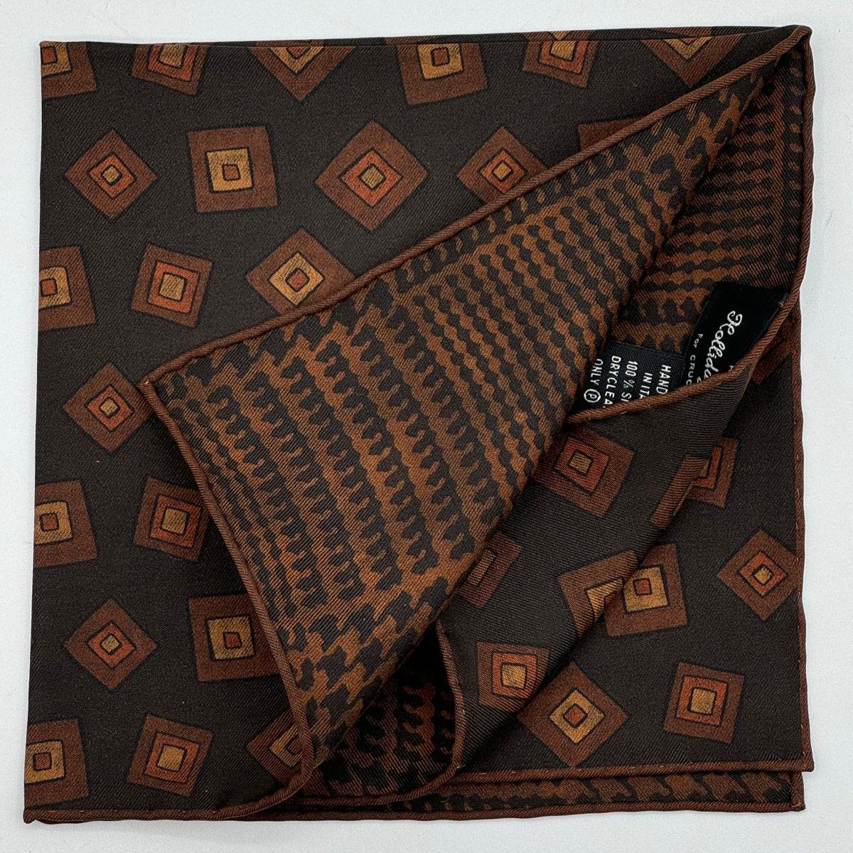 Holliday &amp; Brown
Hand-rolled&nbsp;&nbsp;
Holliday &amp; Brown for Cruciani &amp; Bella
100% Silk
Dark Brown, Brown, Rust and Light Brown
Double Faces
Motif&nbsp; Pocket Square
Handmade in Italy

32 cm X 32 cm