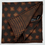 Holliday &amp; Brown
Hand-rolled&nbsp;&nbsp;
Holliday &amp; Brown for Cruciani &amp; Bella
100% Silk
Dark Brown, Brown, Rust and Light Brown
Double Faces
Motif&nbsp; Pocket Square
Handmade in Italy

32 cm X 32 cm