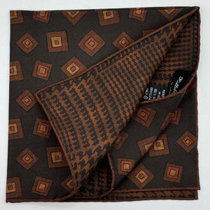 Holliday &amp; Brown
Hand-rolled&nbsp;&nbsp;
Holliday &amp; Brown for Cruciani &amp; Bella
100% Silk
Dark Brown, Brown, Rust and Light Brown
Double Faces
Motif&nbsp; Pocket Square
Handmade in Italy

32 cm X 32 cm