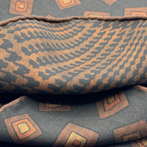 Holliday &amp; Brown
Hand-rolled&nbsp;&nbsp;
Holliday &amp; Brown for Cruciani &amp; Bella
100% Silk
Dark Brown, Brown, Rust and Light Brown
Double Faces
Motif&nbsp; Pocket Square
Handmade in Italy

32 cm X 32 cm
