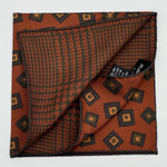 Holliday &amp; Brown
Hand-rolled&nbsp;&nbsp;
Holliday &amp; Brown for Cruciani &amp; Bella
100% Silk
Rust, Brown, Light Brown and Light Green
Double Faces
Motif&nbsp; Pocket Square
Handmade in Italy

32 cm X 32 cm