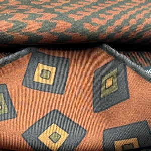 Holliday &amp; Brown
Hand-rolled&nbsp;&nbsp;
Holliday &amp; Brown for Cruciani &amp; Bella
100% Silk
Rust, Brown, Light Brown and Light Green
Double Faces
Motif&nbsp; Pocket Square
Handmade in Italy

32 cm X 32 cm