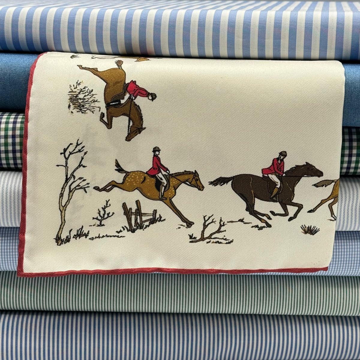 Cruciani &amp; Bella
Hand-rolled&nbsp;&nbsp;
100% Silk
Off White, Red, Brown and Light Brown

Horses Motifs Pocket Square
Made in Italy
33 cm X 33 cm