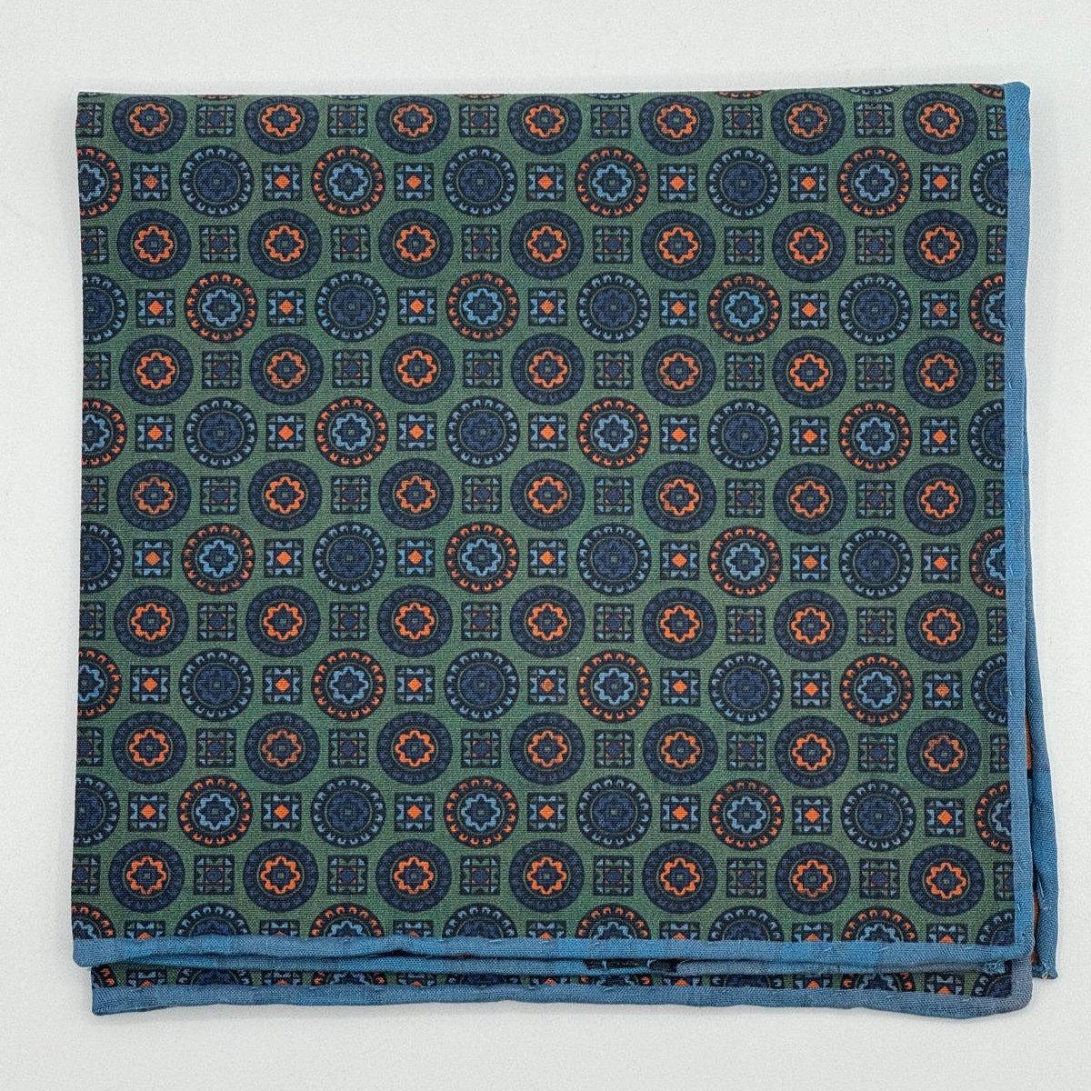 Cruciani &amp; Bella
Hand-rolled&nbsp;&nbsp;
100% Madder Silk
Green, Blue, Rust and Light Blue
Motif Pocket Square
Double Faces
Made in Italy
33 cm X 33 cm