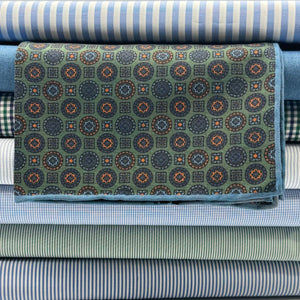 Cruciani &amp; Bella
Hand-rolled&nbsp;&nbsp;
100% Madder Silk
Green, Blue, Rust and Light Blue
Motif Pocket Square
Double Faces
Made in Italy
33 cm X 33 cm