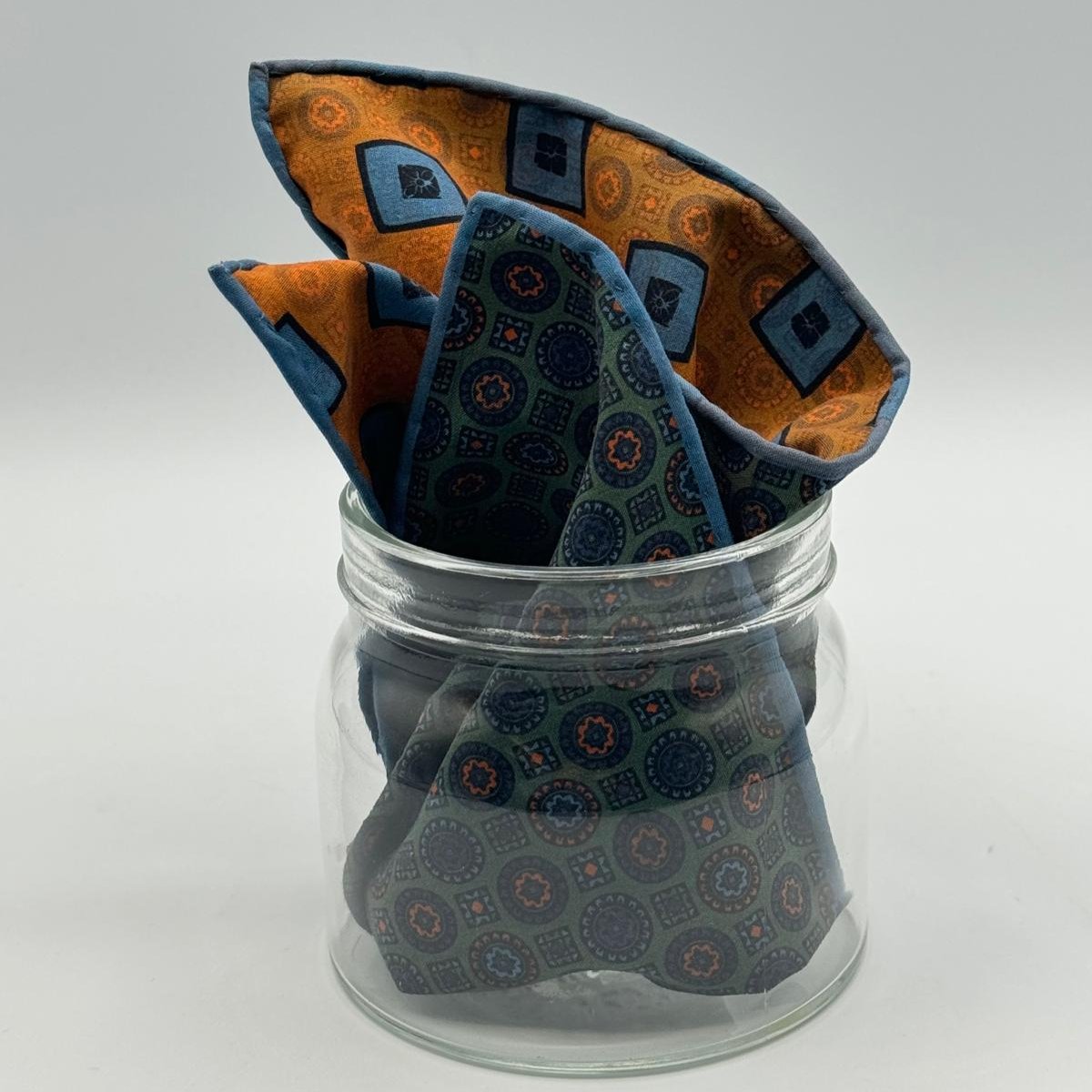 Cruciani &amp; Bella
Hand-rolled&nbsp;&nbsp;
100% Madder Silk
Green, Blue, Rust and Light Blue
Motif Pocket Square
Double Faces
Made in Italy
33 cm X 33 cm