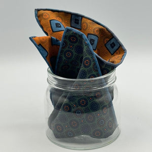 Cruciani &amp; Bella
Hand-rolled&nbsp;&nbsp;
100% Madder Silk
Green, Blue, Rust and Light Blue
Motif Pocket Square
Double Faces
Made in Italy
33 cm X 33 cm