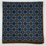 Cruciani &amp; Bella
Hand-rolled&nbsp;&nbsp;
100% Madder Silk
Light Blue, Yellow and Brown
Motif Pocket Square
Double Faces
Made in Italy
33 cm X 33 cm
