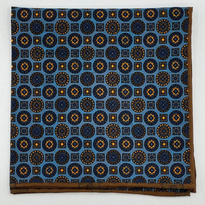 Cruciani &amp; Bella
Hand-rolled&nbsp;&nbsp;
100% Madder Silk
Light Blue, Yellow and Brown
Motif Pocket Square
Double Faces
Made in Italy
33 cm X 33 cm