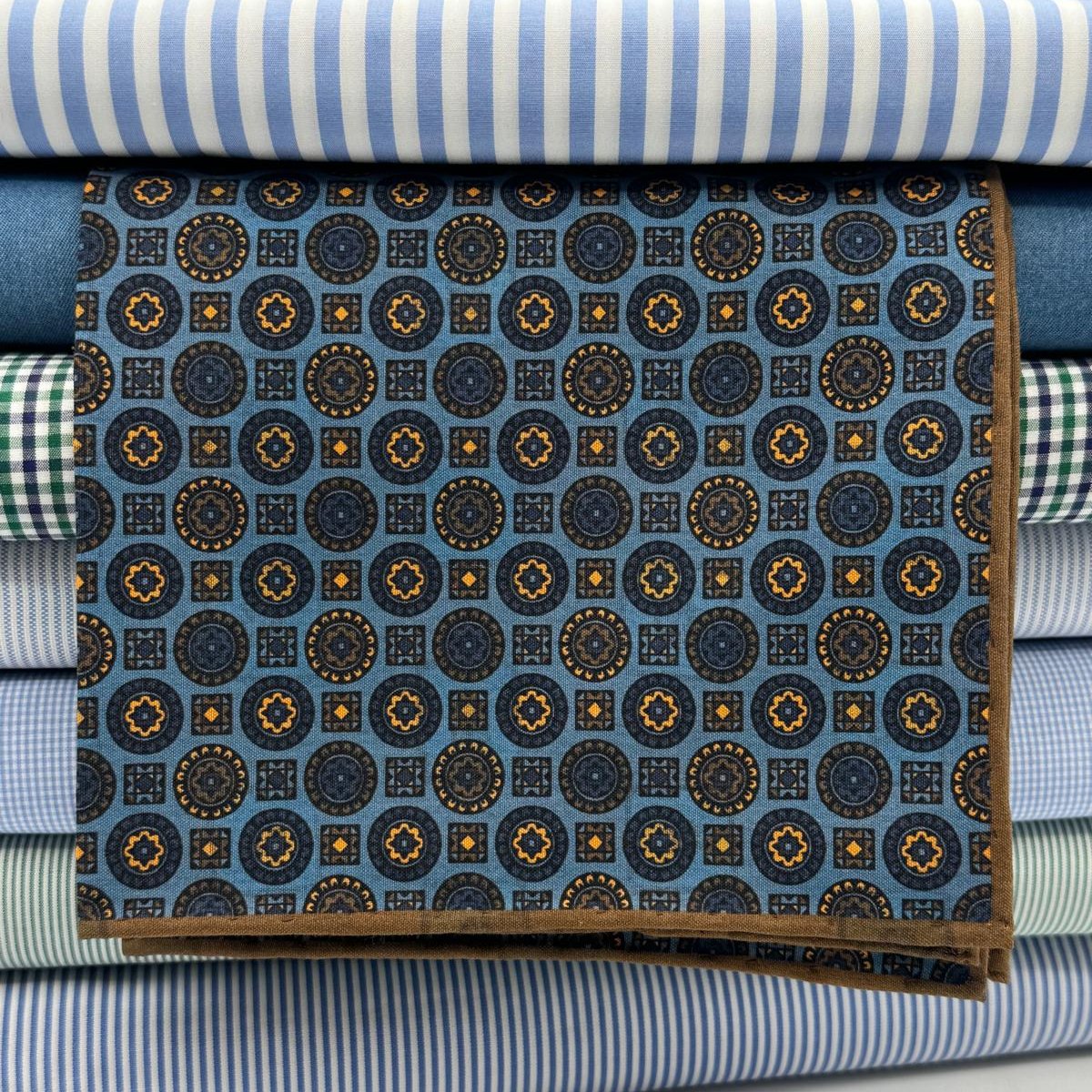 Cruciani &amp; Bella
Hand-rolled&nbsp;&nbsp;
100% Madder Silk
Light Blue, Yellow and Brown
Motif Pocket Square
Double Faces
Made in Italy
33 cm X 33 cm