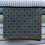 Cruciani &amp; Bella
Hand-rolled&nbsp;&nbsp;
100% Madder Silk
Light Blue, Yellow and Brown
Motif Pocket Square
Double Faces
Made in Italy
33 cm X 33 cm
