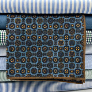 Cruciani &amp; Bella
Hand-rolled&nbsp;&nbsp;
100% Madder Silk
Light Blue, Yellow and Brown
Motif Pocket Square
Double Faces
Made in Italy
33 cm X 33 cm