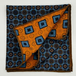 Cruciani &amp; Bella
Hand-rolled&nbsp;&nbsp;
100% Madder Silk
Light Blue, Yellow and Brown
Motif Pocket Square
Double Faces
Made in Italy
33 cm X 33 cm