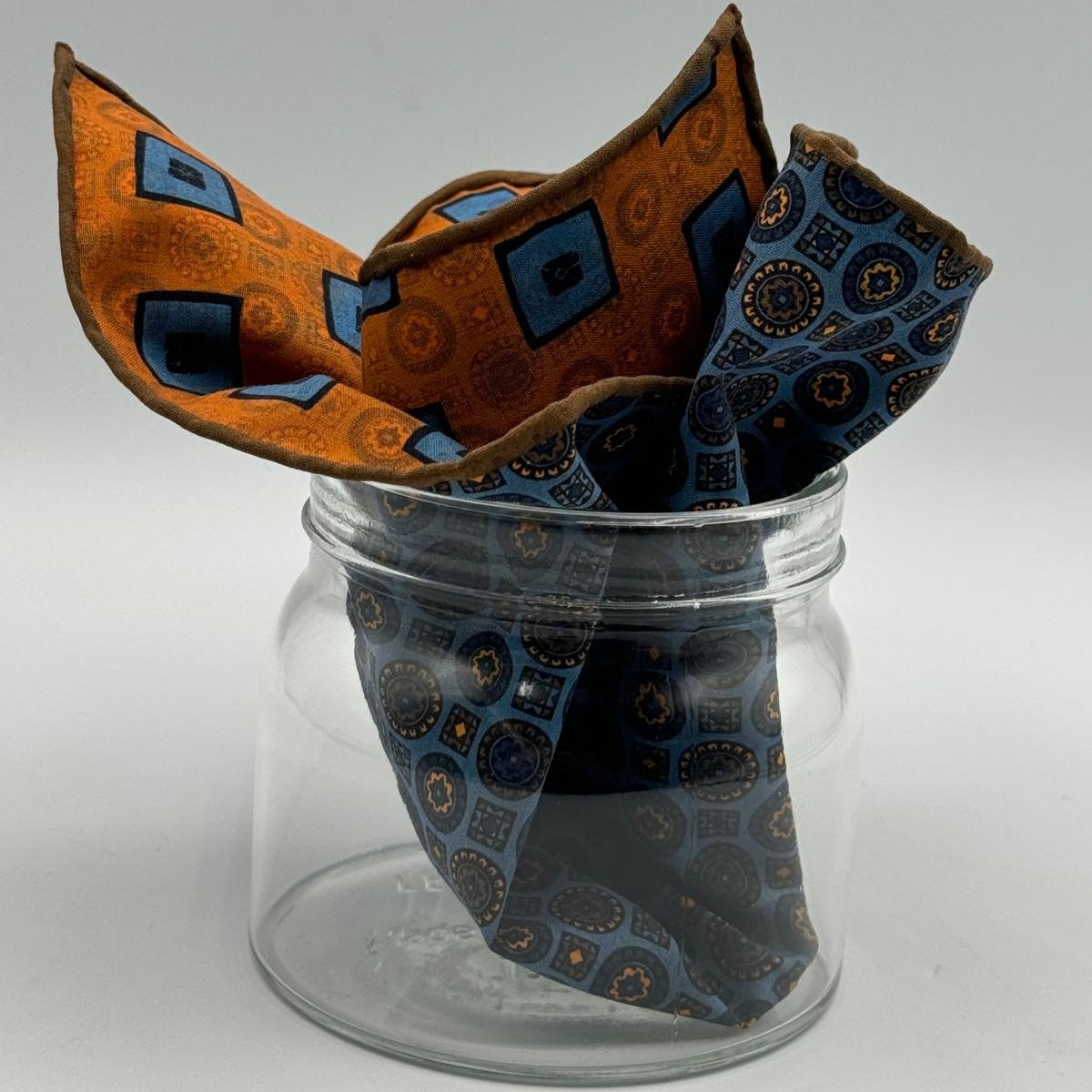Cruciani &amp; Bella
Hand-rolled&nbsp;&nbsp;
100% Madder Silk
Light Blue, Yellow and Brown
Motif Pocket Square
Double Faces
Made in Italy
33 cm X 33 cm
