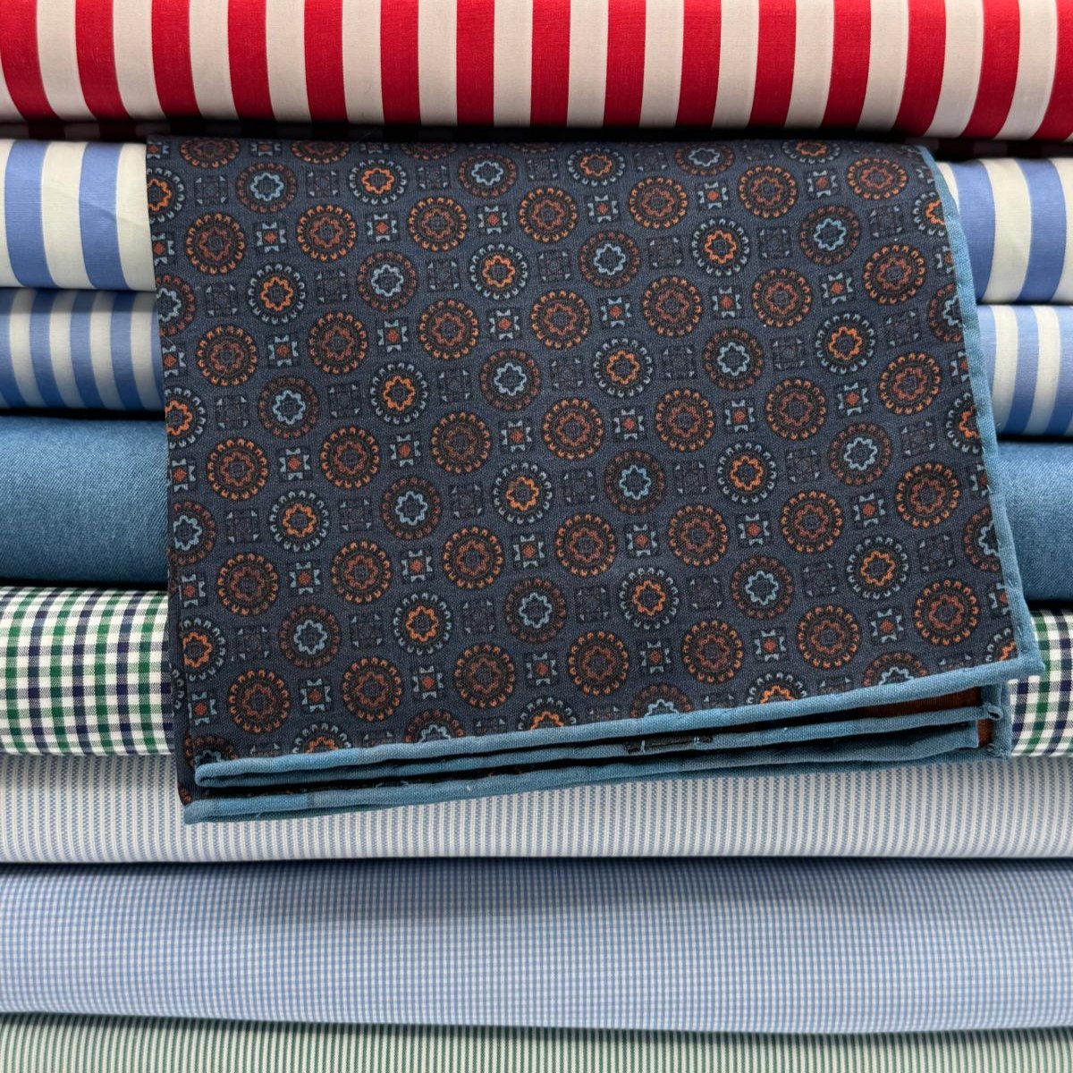 Cruciani &amp; Bella
Hand-rolled&nbsp;&nbsp;
100% Madder Silk
Denim Blue, Orange, Brown and Light Blue
Motif Pocket Square
Double Faces
Made in Italy
33 cm X 33 cm