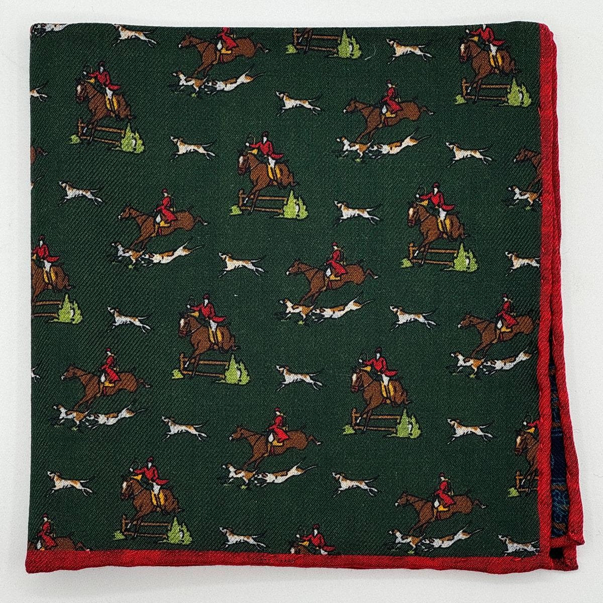 Cruciani &amp; Bella
Hand-rolled&nbsp;&nbsp;

100% Wool
Green, Brown, Blue, and White
Double Faces
Horses and Paisley Motif&nbsp; Pocket Square
Handmade in Italy

33 cm X 33 cm