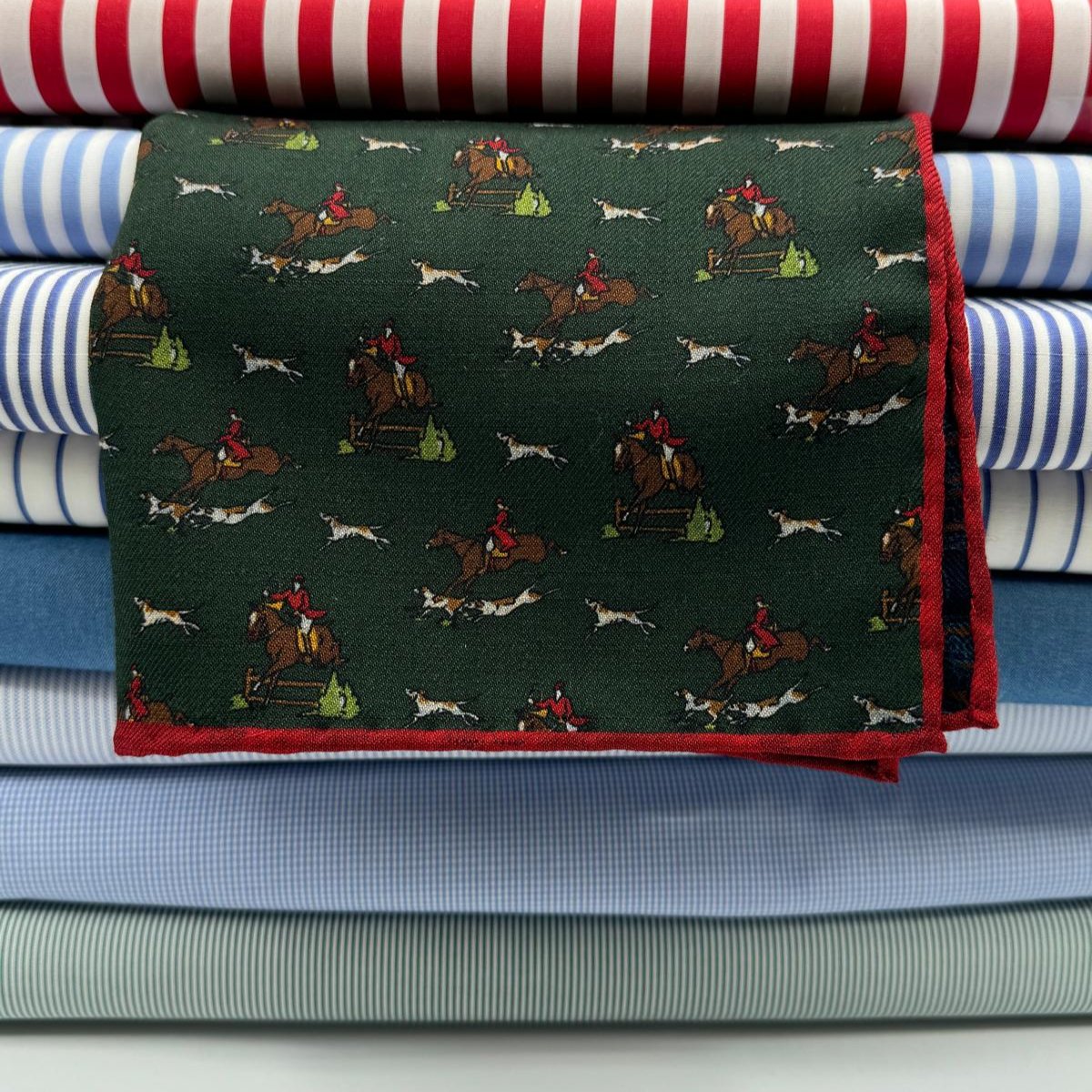 Cruciani &amp; Bella
Hand-rolled&nbsp;&nbsp;

100% Wool
Green, Brown, Blue, and White
Double Faces
Horses and Paisley Motif&nbsp; Pocket Square
Handmade in Italy

33 cm X 33 cm