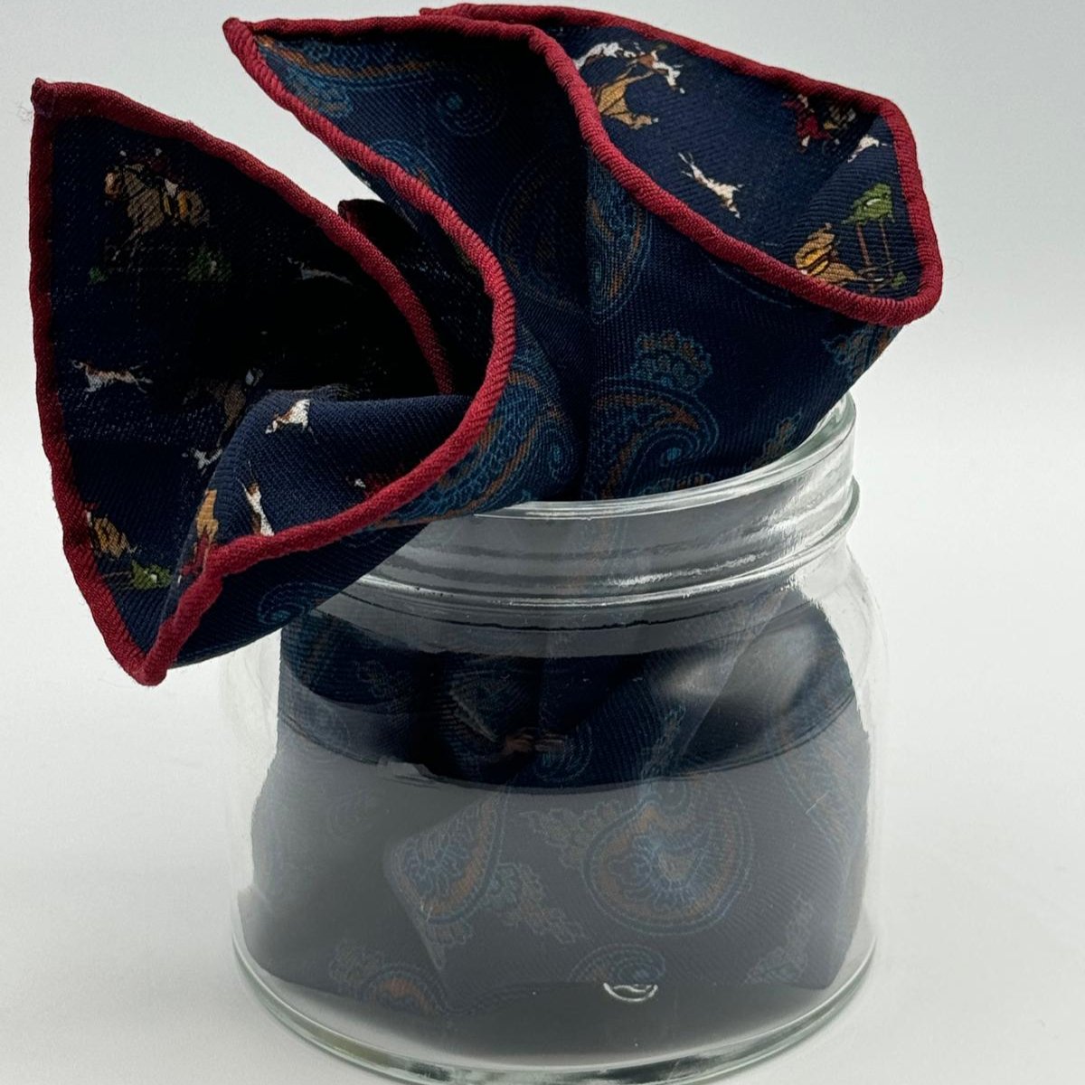 Cruciani &amp; Bella
Hand-rolled&nbsp;&nbsp;

100% Wool
Blue, Brown, Red, and White
Double Faces
Horses and Paisley Motif&nbsp; Pocket Square
Handmade in Italy

33 cm X 33 cm