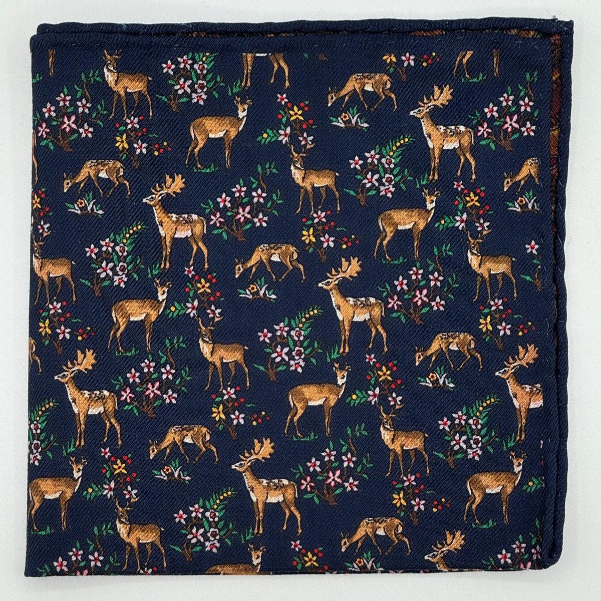 Cruciani &amp; Bella
Hand-rolled&nbsp;&nbsp;

100% Wool
Dark Blue, Pink and Brown
Double Faces
Woodland Motif&nbsp; Pocket Square
Handmade in Italy

33 cm X 33 cm