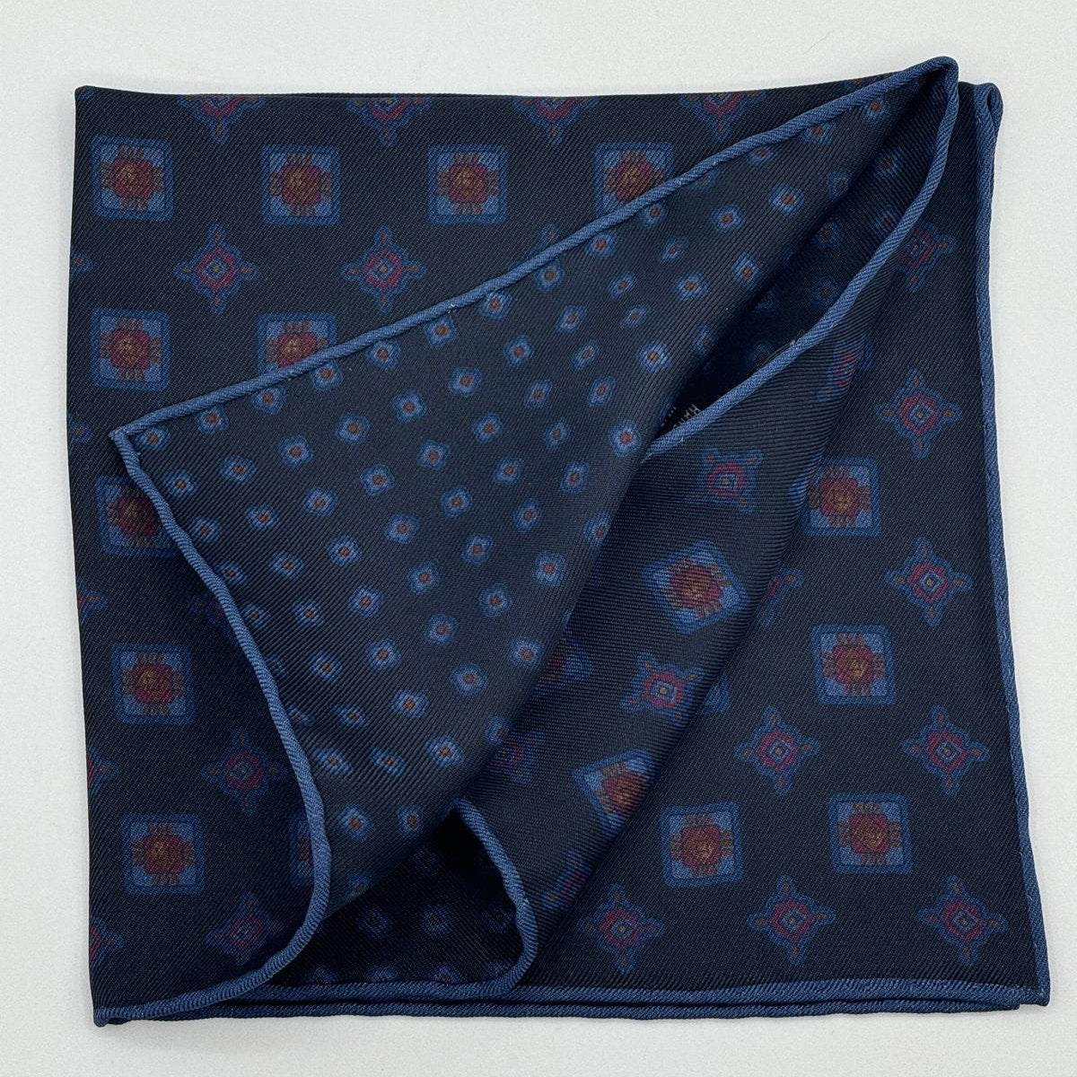 Holliday &amp; Brown
Hand-rolled&nbsp;&nbsp;
Holliday &amp; Brown for Cruciani &amp; Bella
100% Printed Madder Silk
Dark Blue,Red Wine and Royal Blue
Double Faces
Dots Motif&nbsp; Pocket Square
Handmade in Italy

32 cm X 32 cm