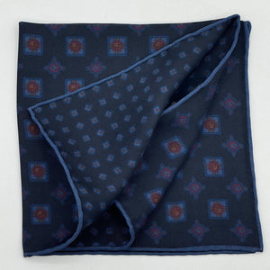 Holliday &amp; Brown
Hand-rolled&nbsp;&nbsp;
Holliday &amp; Brown for Cruciani &amp; Bella
100% Printed Madder Silk
Dark Blue,Red Wine and Royal Blue
Double Faces
Dots Motif&nbsp; Pocket Square
Handmade in Italy

32 cm X 32 cm