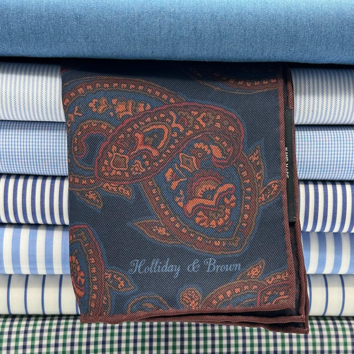 Holliday &amp; Brown for Cruciani &amp; Bella
Hand-rolled&nbsp;&nbsp;

100% Silk
Blue, Rust, Brown, Olimpic Blue,&nbsp;
Double Faces
Motif&nbsp; Pocket Square
Handmade in Italy

32 cm X 32 cm