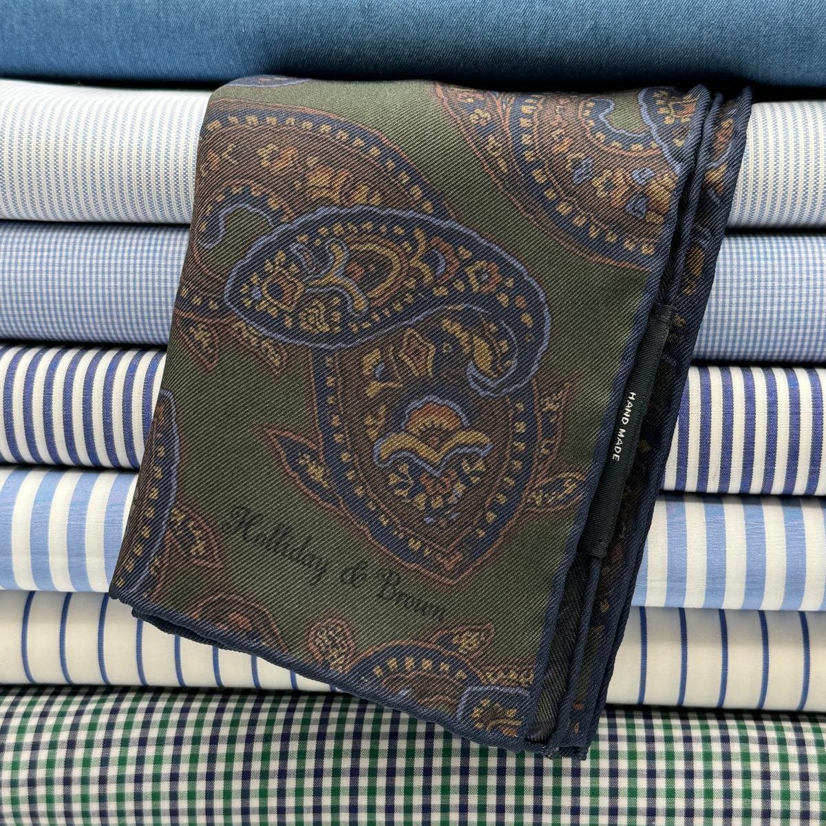 Holliday &amp; Brown for Cruciani &amp; Bella
Hand-rolled&nbsp;&nbsp;

100% Silk
Green, Brown, Blue&nbsp;
Double Faces
Motif&nbsp; Pocket Square
Handmade in Italy

32 cm X 32 cm