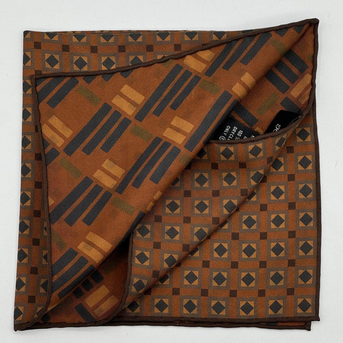 Holliday &amp; Brown for Cruciani &amp; Bella
Hand-rolled&nbsp;&nbsp;

100% Silk
Light Brown, Blue and Light Yellow
Double Faces
Motif&nbsp; Pocket Square
Handmade in Italy

32 cm X 32 cm