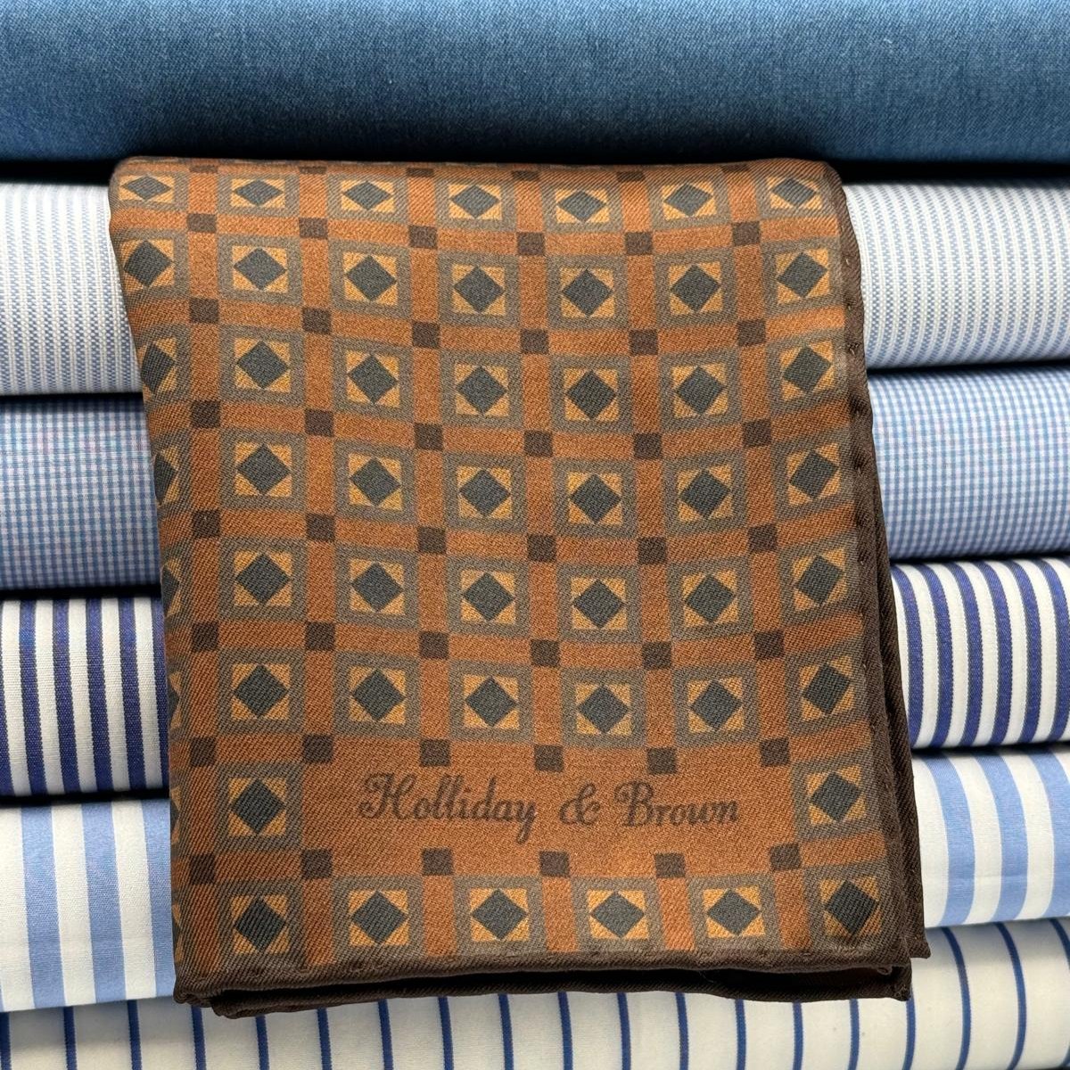 Holliday &amp; Brown for Cruciani &amp; Bella
Hand-rolled&nbsp;&nbsp;

100% Silk
Light Brown, Blue and Light Yellow
Double Faces
Motif&nbsp; Pocket Square
Handmade in Italy

32 cm X 32 cm