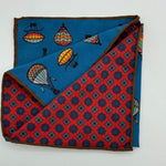 ruciani &amp; Bella
Hand-rolled&nbsp;&nbsp;
100% Madder Silk&nbsp;
Light Blue, Orange, Red, Blue and Yellow
Motif Pocket Square
Double Faces
Made in Italy
33 cm X 33 cm