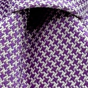 Drake's for Cruciani e Bella
100%&nbsp; Silk
Tipped
Lavender and White&nbsp;&nbsp;
Little Houndstooth pattern
Handmade in London, England
7 cm x 150 cm