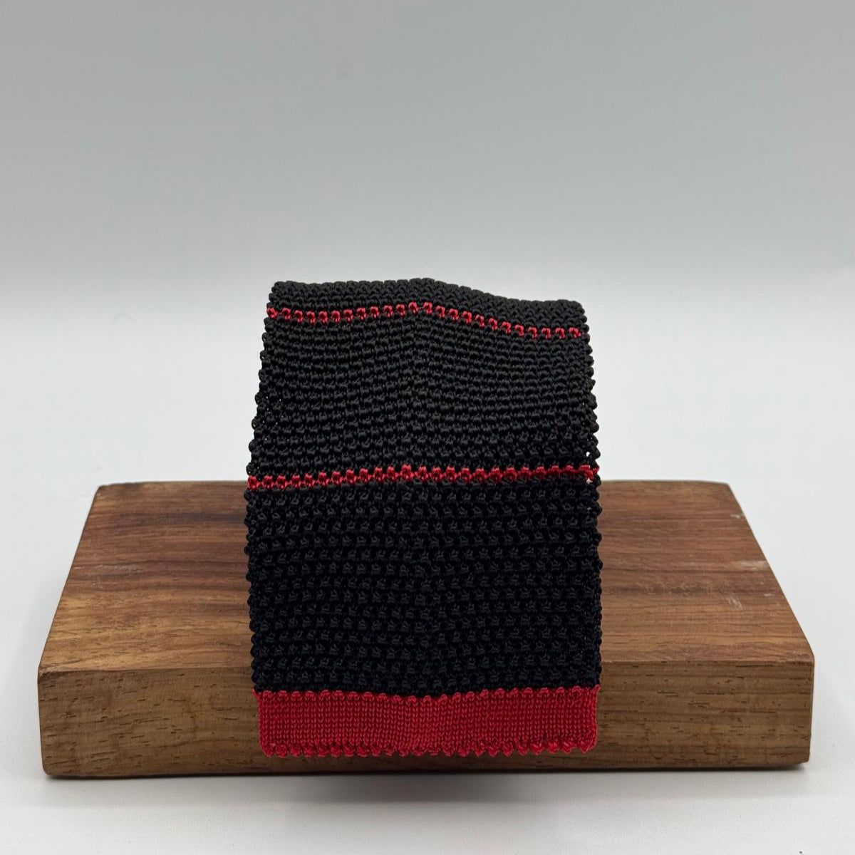 Cruciani &amp; Bella
100% Silk
Knitted Tie

Black, Red Stripe
Handmade in Italy
7,5 cm x 147 cm
New Old Stock