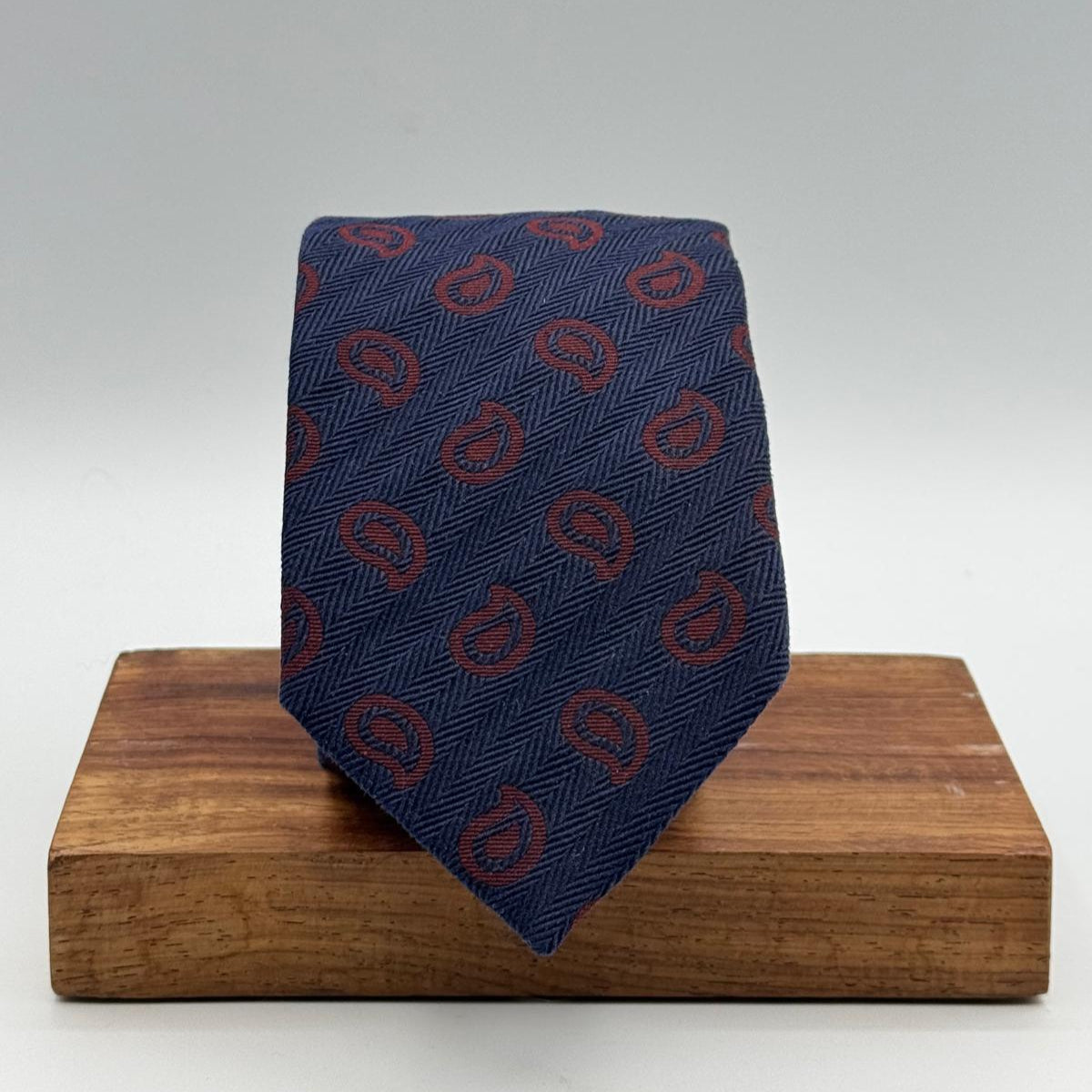 Cruciani &amp; Bella
100% Silk&nbsp;
Tipped
Blue, Red Wine paisley Motif Tie
Handmade in Italy
8 cm x 148 cm
New Old Stock
