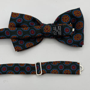 Cruciani &amp; Bella Bow Tie
85% Silk and 15 % Wool Made in England
Handmade in Italy
Green, Red, Orange, Light Blue and Yellow motif
Coated metal Labels
Bow Ties