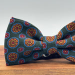 Cruciani &amp; Bella Bow Tie
85% Silk and 15 % Wool Made in England
Handmade in Italy
Green, Red, Orange, Light Blue and Yellow motif
Coated metal Labels
Bow Ties