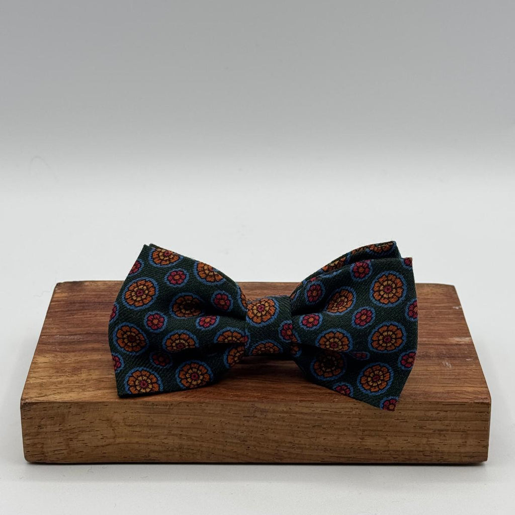 Cruciani &amp; Bella Bow Tie
85% Silk and 15 % Wool Made in England
Handmade in Italy
Green, Red, Orange, Light Blue and Yellow motif
Coated metal Labels
Bow Ties