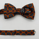 Cruciani &amp; Bella Bow Tie
85% Silk and 15 % Wool Made in England
Handmade in Italy
Rust, Red, Orange, Light Blue and Yellow motif
Coated metal Labels
Bow Ties
