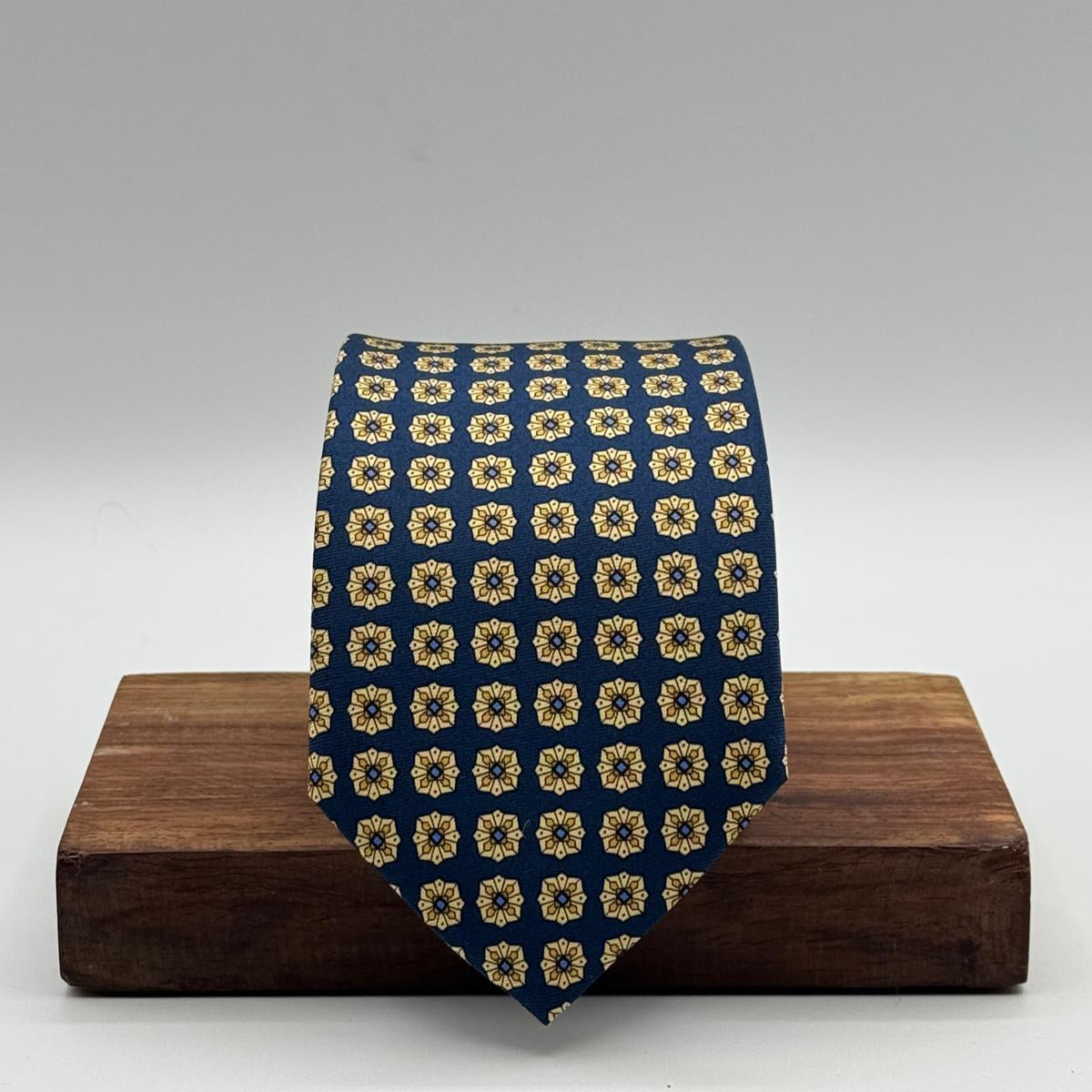 Cruciani &amp; Bella
100% Printed Silk&nbsp;
Tipped
Blue, Beige, Yellow and Light Blue Motif Tie
Handmade in Italy
8,5 cm x 148 cm
New Old Stock