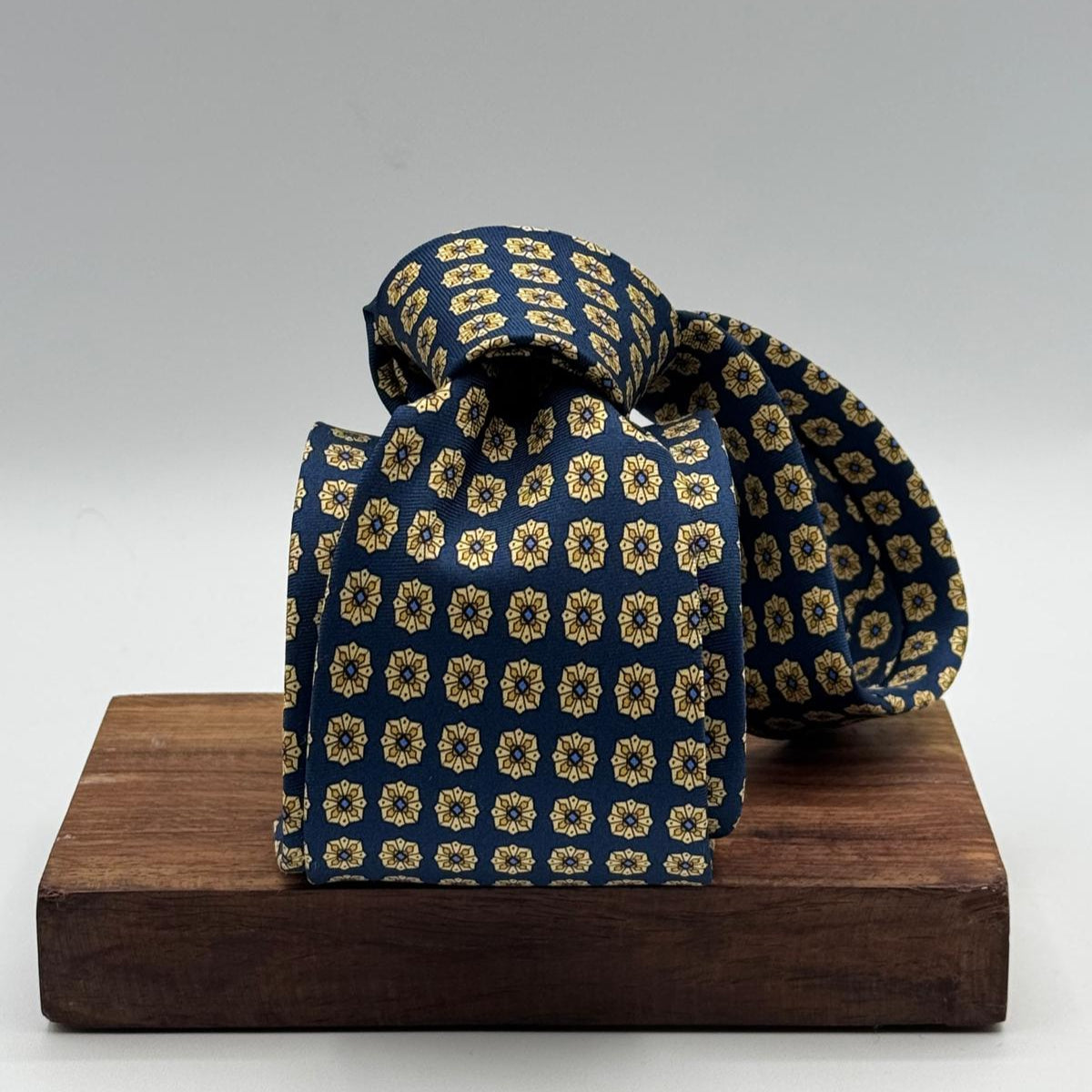 Cruciani &amp; Bella
100% Printed Silk&nbsp;
Tipped
Blue, Beige, Yellow and Light Blue Motif Tie
Handmade in Italy
8,5 cm x 148 cm
New Old Stock