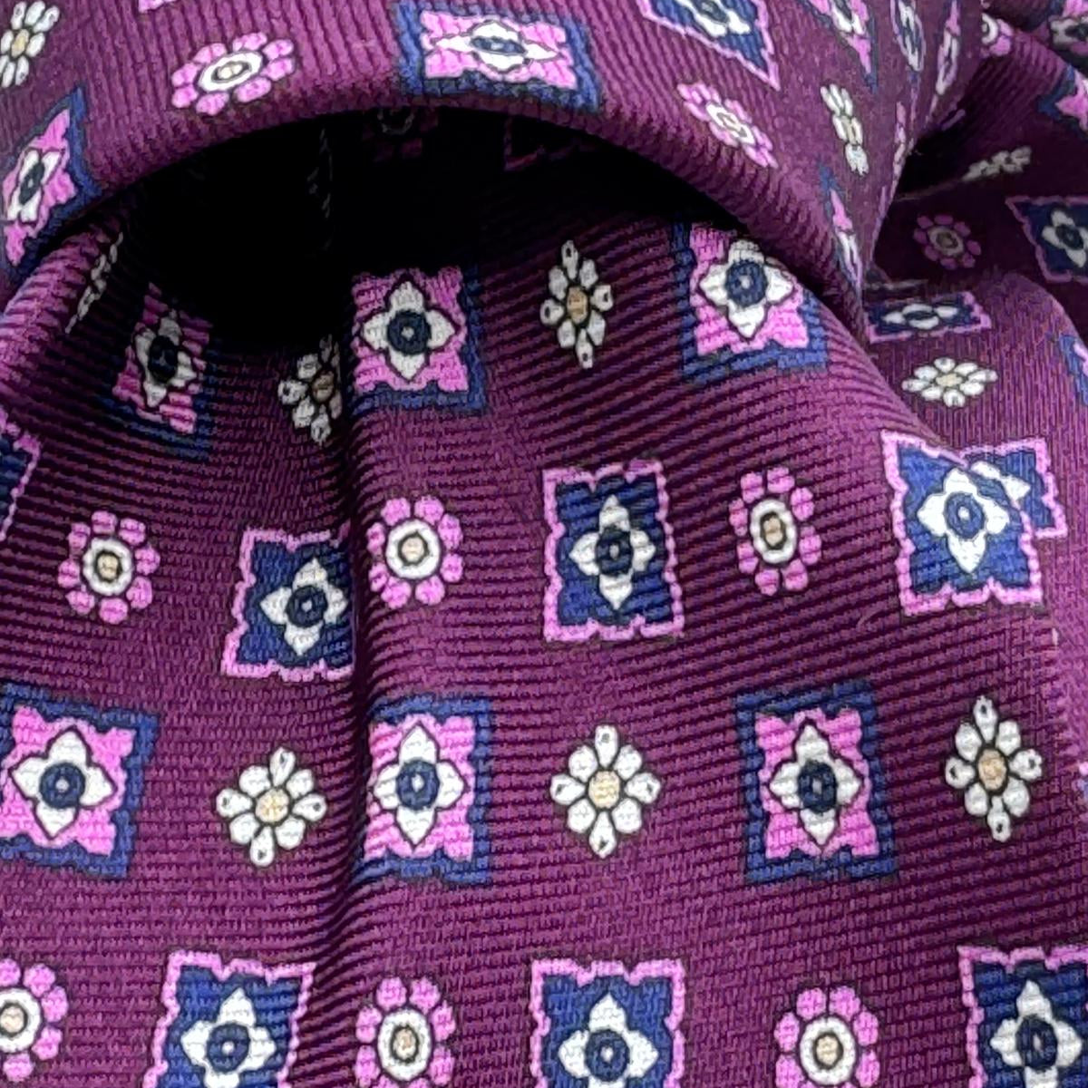 Cruciani &amp; Bella
100% Printed Silk&nbsp;
Tipped
Purple, Pink, Light Blue, White and Yellow Motif Tie
Handmade in Italy
8,5 cm x 148 cm
New Old Stock
