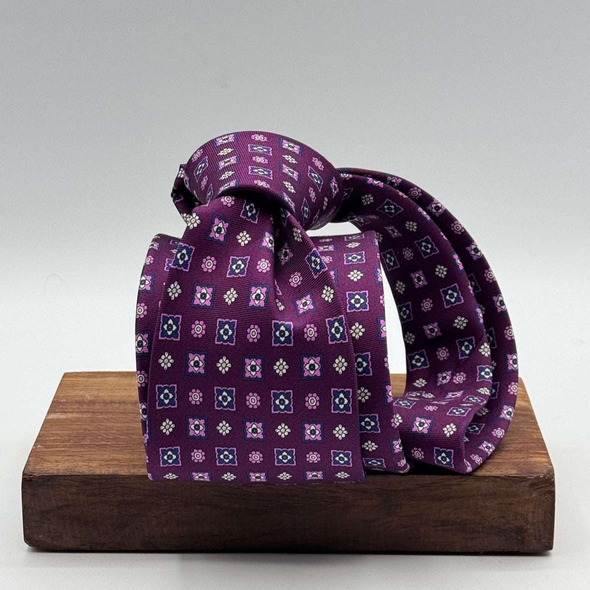 Cruciani &amp; Bella
100% Printed Silk&nbsp;
Tipped
Purple, Pink, Light Blue, White and Yellow Motif Tie
Handmade in Italy
8,5 cm x 148 cm
New Old Stock