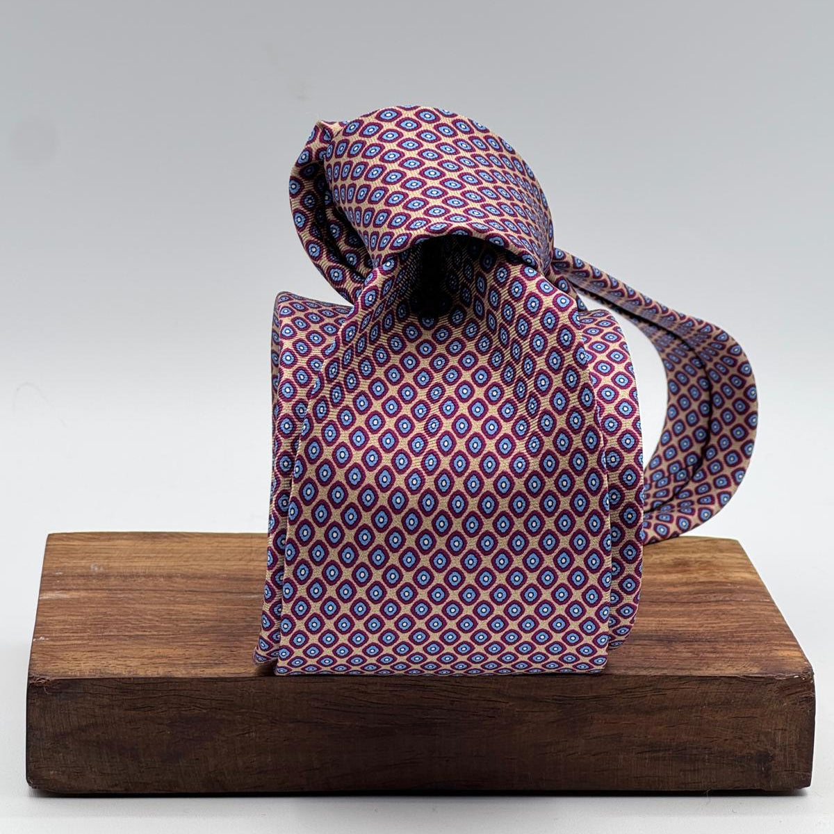 Cruciani &amp; Bella
100% Printed Silk&nbsp;
Tipped
Beige, Red, Light Blue and White Motif Tie
Handmade in Italy
8,5 cm x 148 cm
New Old Stock