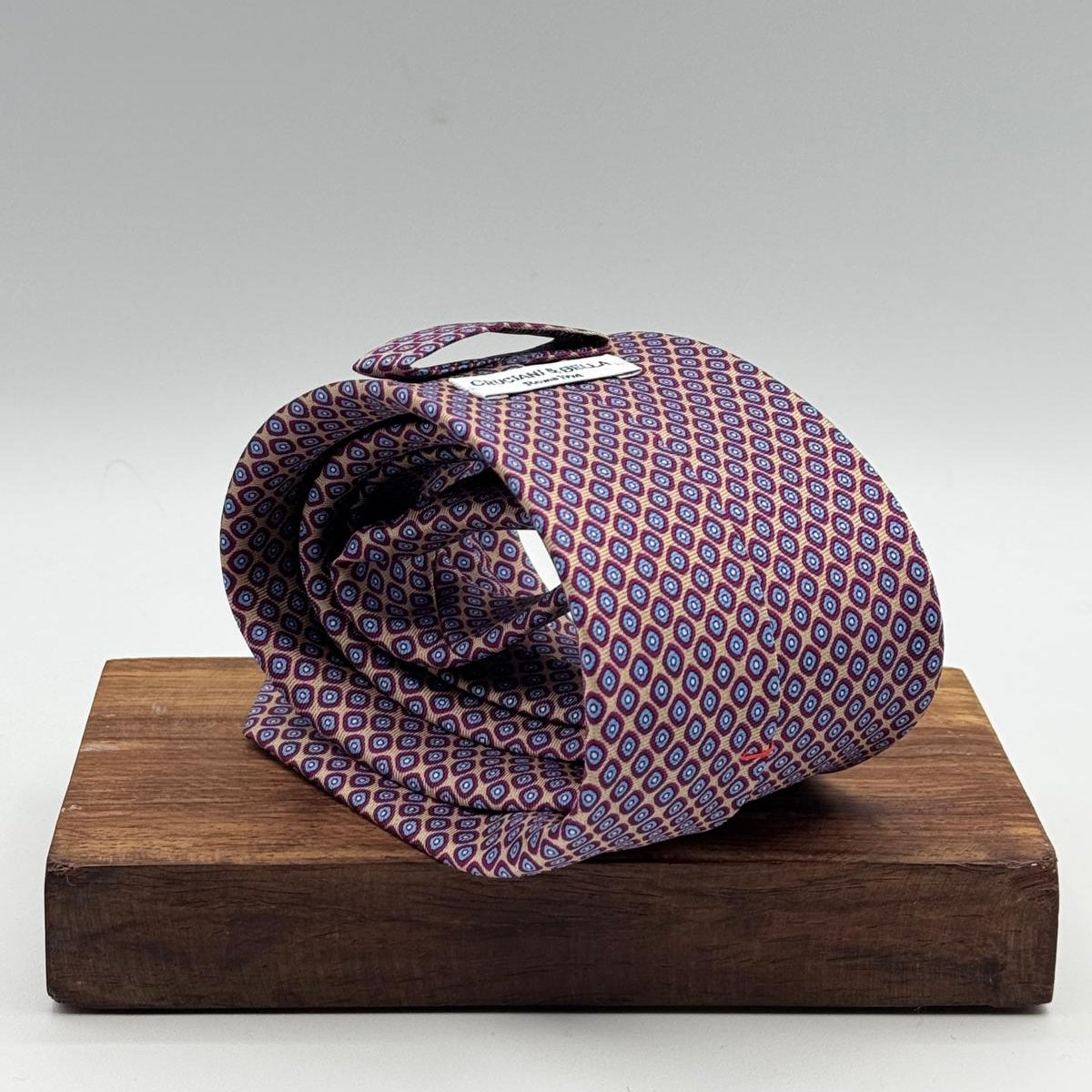 Cruciani &amp; Bella
100% Printed Silk&nbsp;
Tipped
Beige, Red, Light Blue and White Motif Tie
Handmade in Italy
8,5 cm x 148 cm
New Old Stock