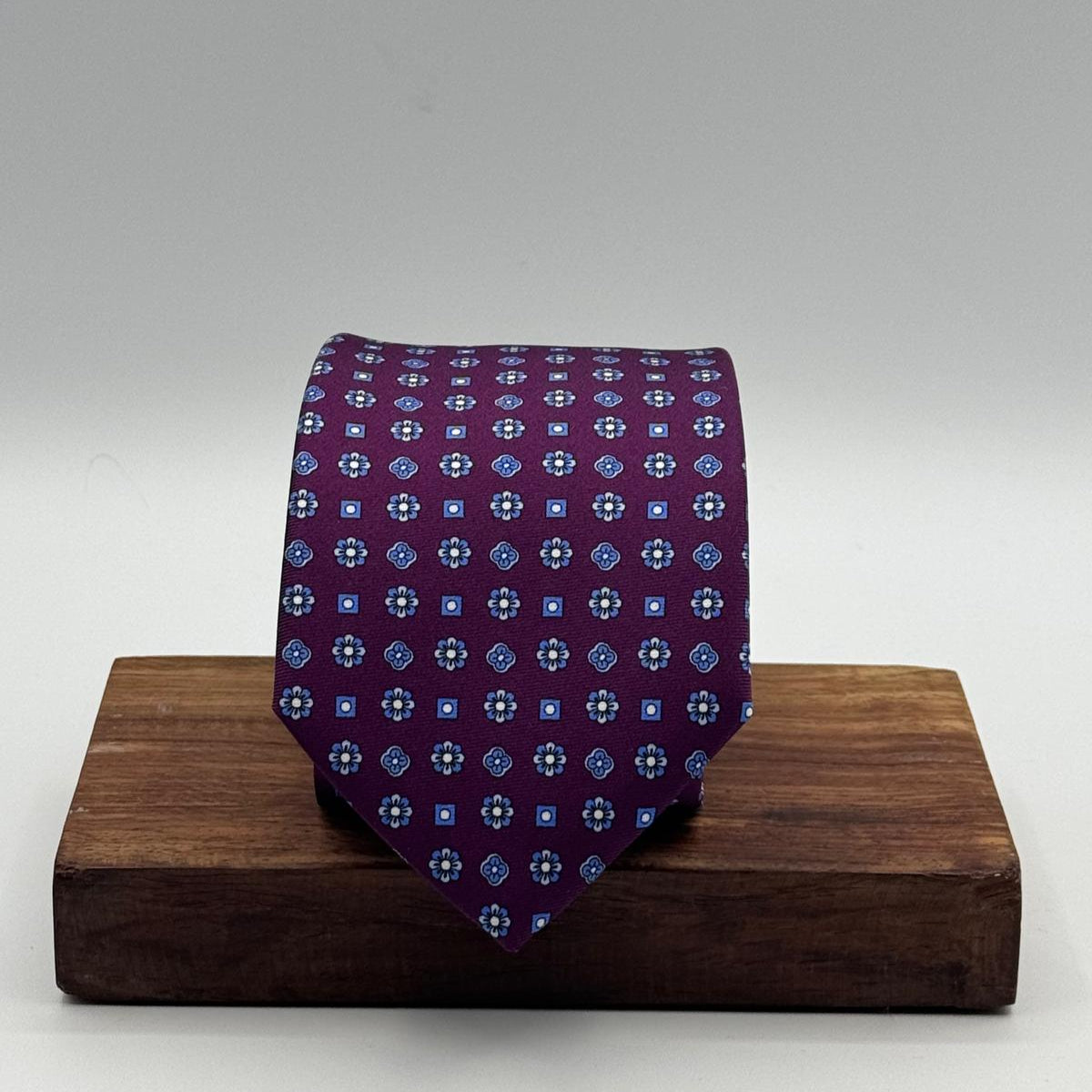 Cruciani &amp; Bella
100% Printed Silk&nbsp;
Tipped
Red Wine, Light Blue and White Motif Tie
Handmade in Italy
8,5 cm x 148 cm
New Old Stock