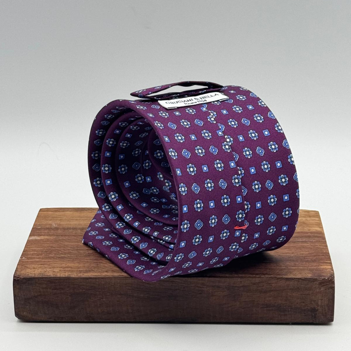 Cruciani &amp; Bella
100% Printed Silk&nbsp;
Tipped
Red Wine, Light Blue and White Motif Tie
Handmade in Italy
8,5 cm x 148 cm
New Old Stock