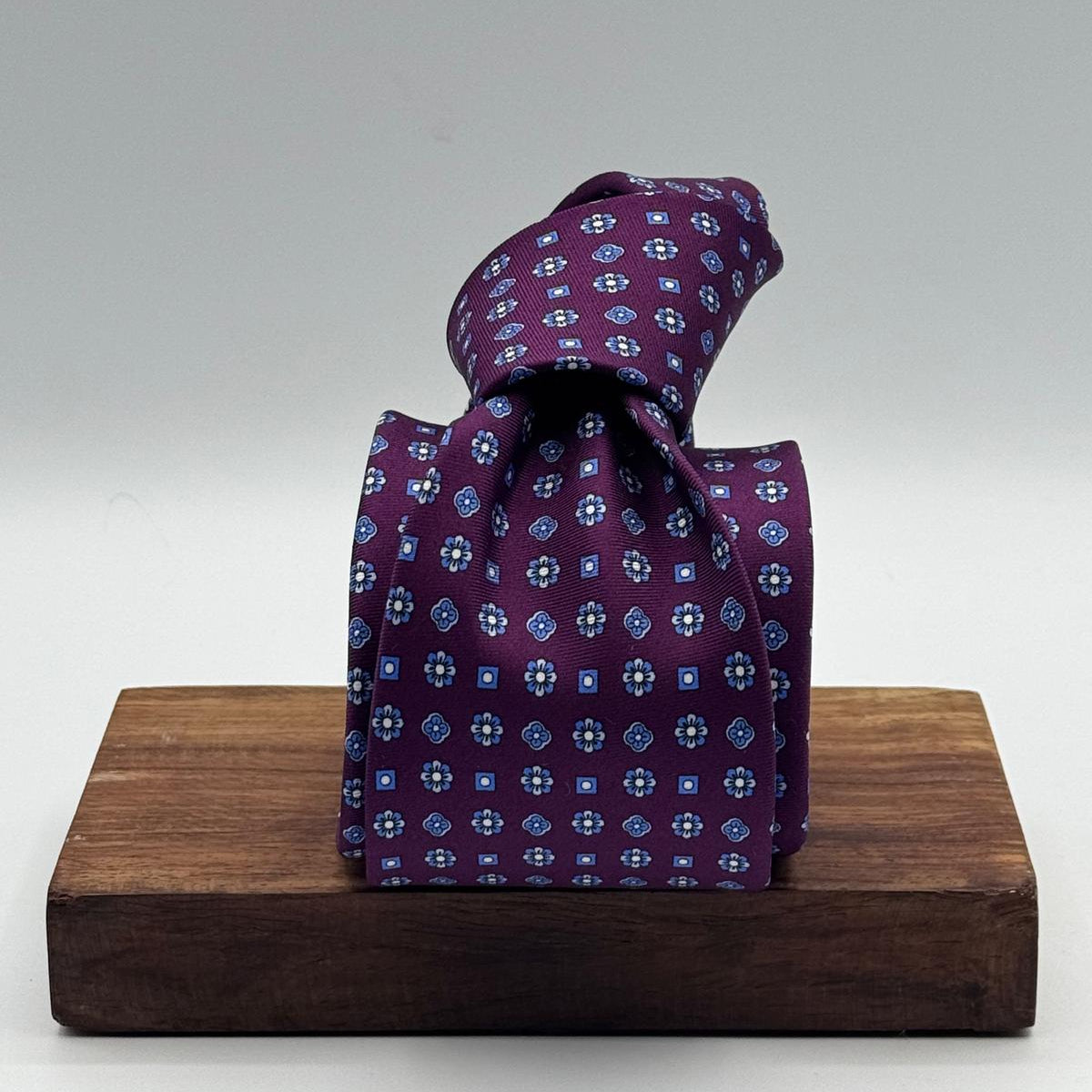 Cruciani &amp; Bella
100% Printed Silk&nbsp;
Tipped
Red Wine, Light Blue and White Motif Tie
Handmade in Italy
8,5 cm x 148 cm
New Old Stock