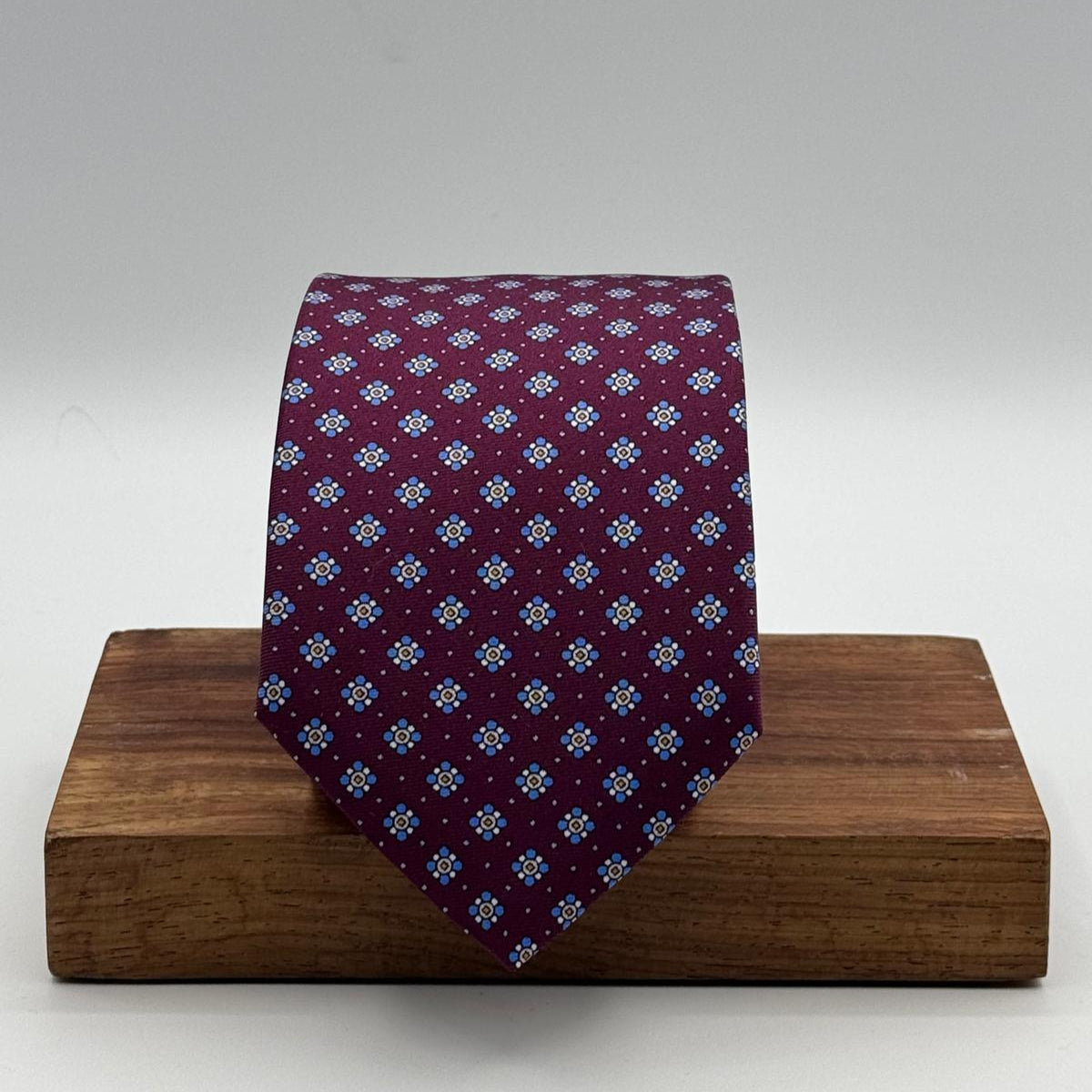 Cruciani &amp; Bella
100% Printed Silk&nbsp;
Tipped
Red Wine, Light Blue, Blue, Yellow and White Motif Tie
Handmade in Italy
8,5 cm x 148 cm
New Old Stock